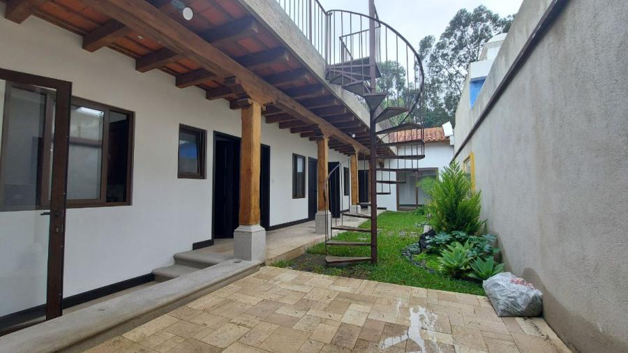 Hermosa casa en venta en San Pedro Las Huertas, con finos acabados