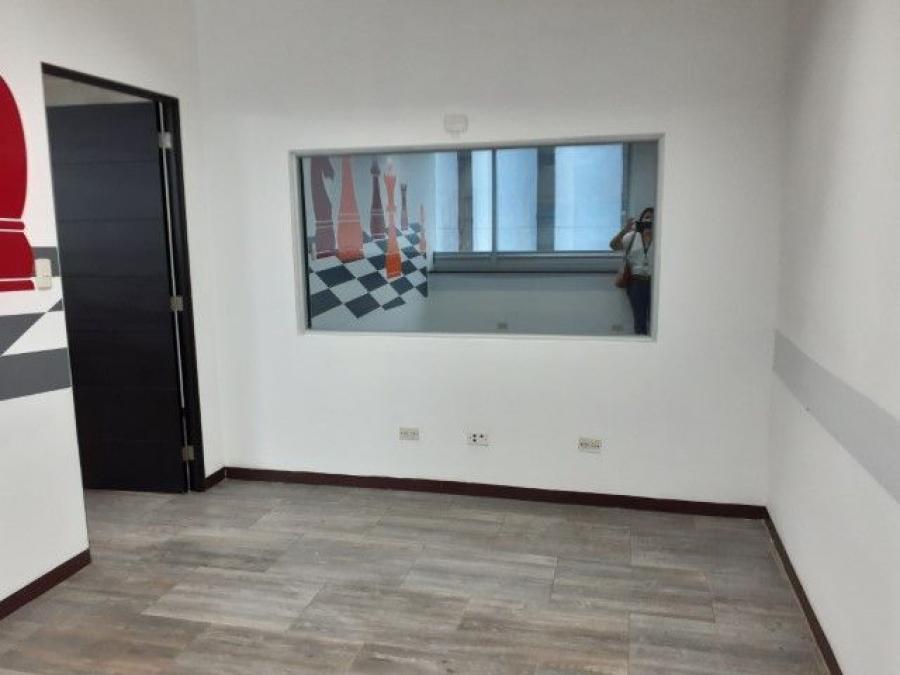 Oficina en Venta Zona 10 Edificio Dubai Center