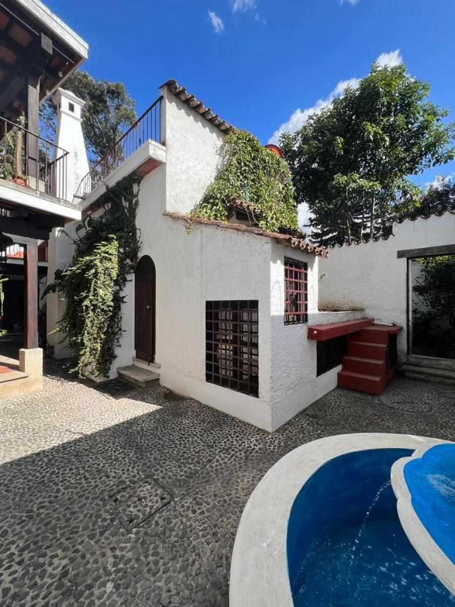 Preciosa casa de 4 habitaciones en renta en #AntiguaGuatemala con jardín 