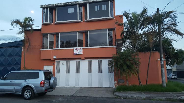 VENDO EDIFICIO PEQUEÑO EN MARISCAL DE ESQUINA DOS INGRESOS