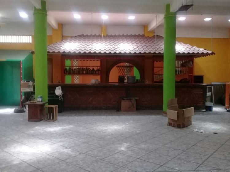 4 LOCALES COMERCIALES, 1 SALÓN DE FIESTAS, 1 BODEGA, 2 OFICINAS Y TERRENO DE 300m. APROX.