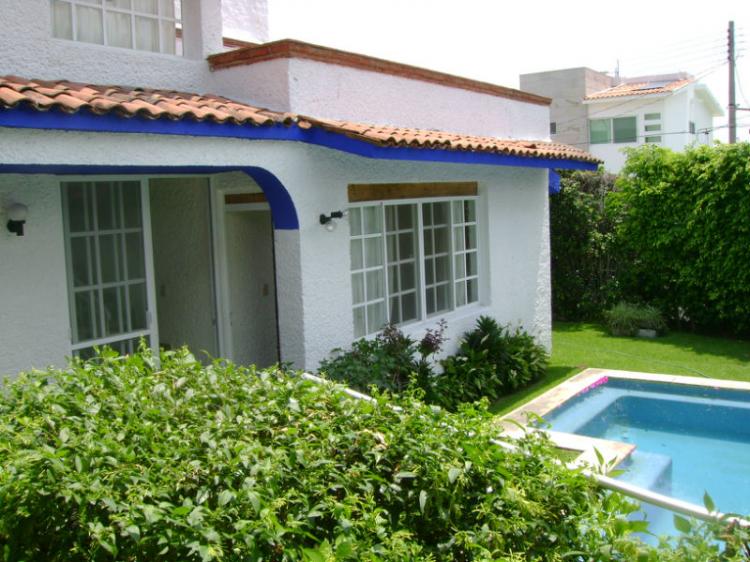 CASA CON CANCHA DE TENIS