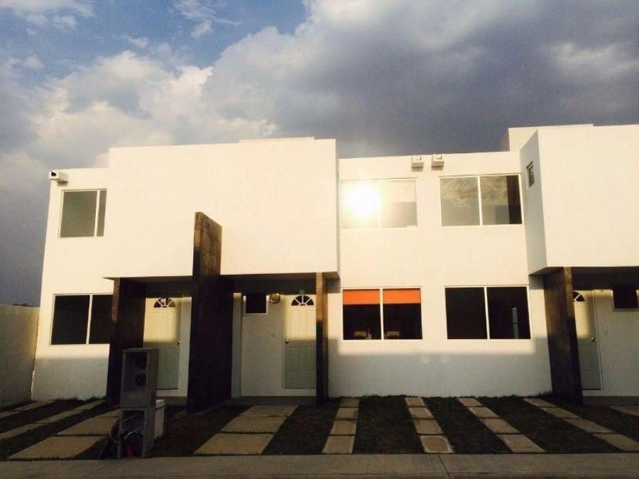 CASA DE DOS PISOS Y 3 HABITACIONES 