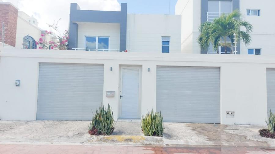 Casa en venta en Cancún - 3 habitaciones con alberca propia