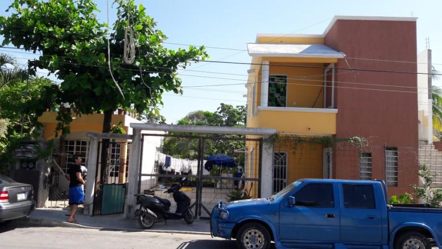 Edificio de 4 recámaras y casa de 1 recámara en terreno en Ejido Avenida 115