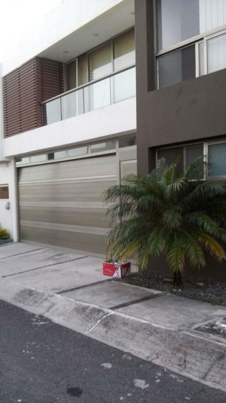 EN VENTA BONITA CASA EN LOMAS RESIDENCIAL