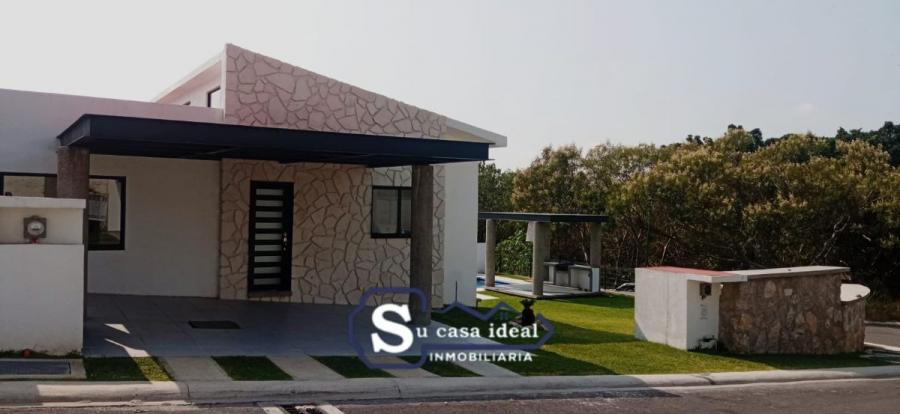 Hermosa Casa En Venta Ubicada en Fraccionamiento Lomas de Cocoyoc.