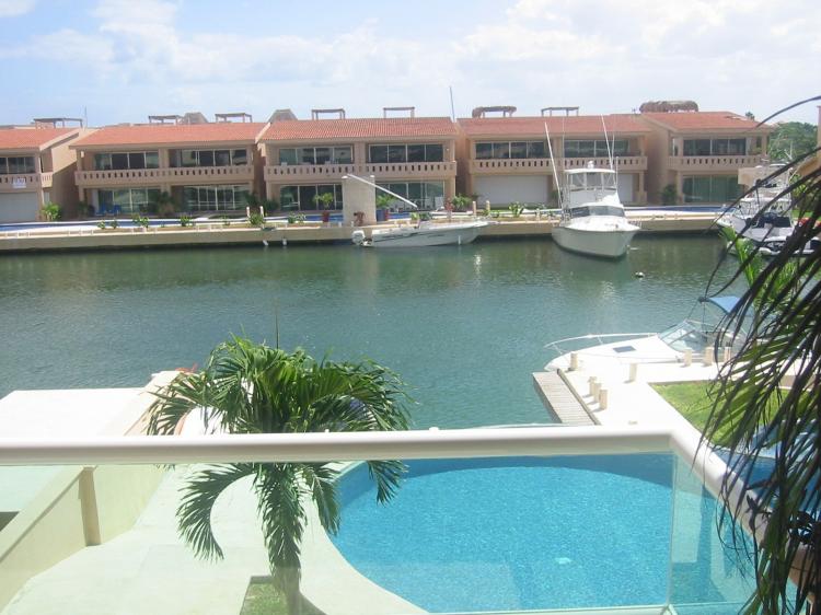 Casa en Condominio frente a canal con boat slip