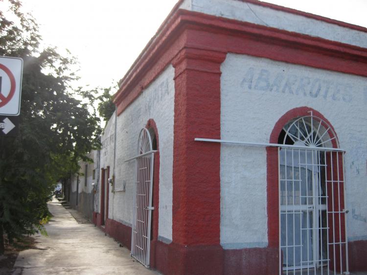 se venda casa antigua a 2 cuadras del malecon