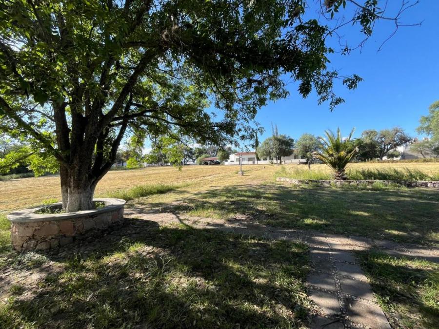 Rancho pequeño entre San Miguel Y Dolores con 3 casas y agua