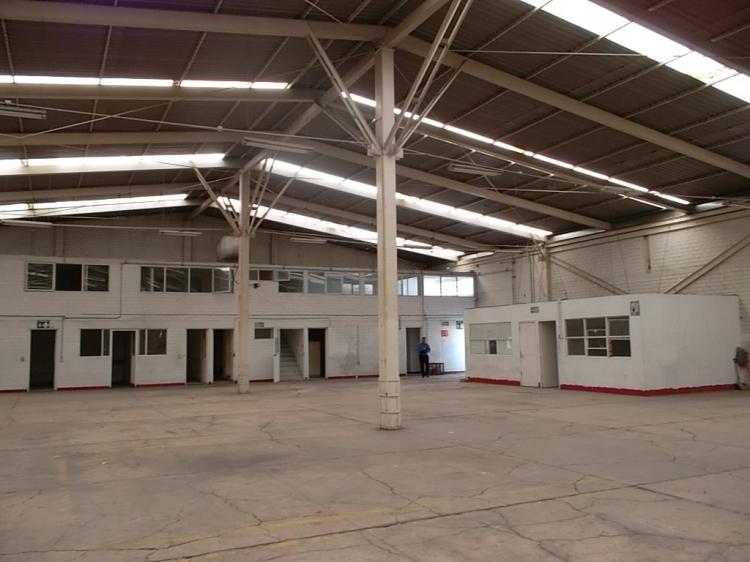 **Bodega de 2,100 m2 dentro de conjunto con andenes**