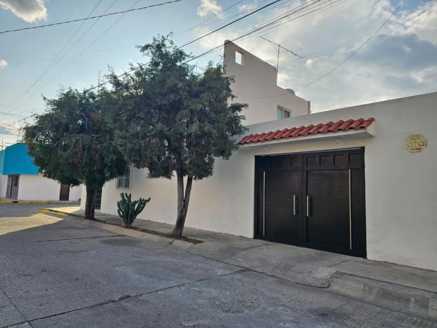 Se vende casa en el fracc. del Llano en esquina de 189 mt2 de construccion 120 mt2 de terreno 3 rec.