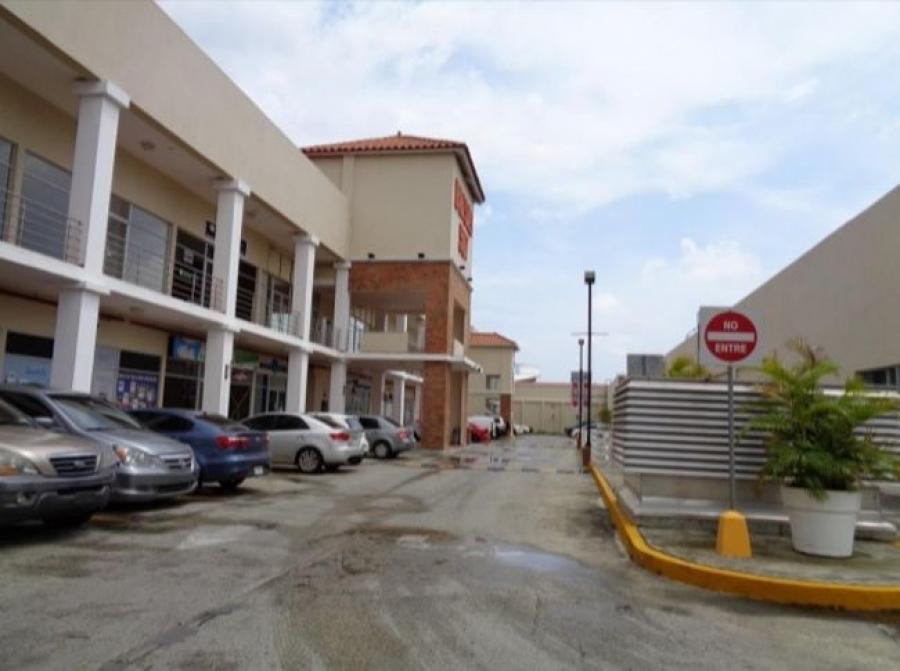 SE VENDE LOCAL COMERCIAL A SUPER PRECIO, EN LA ENTRADA DE BRISAS DEL GOLF