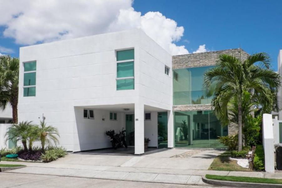 Venta de Casa de 3 Recamaras en Costa Esmeralda, Costa Sur 20-7900