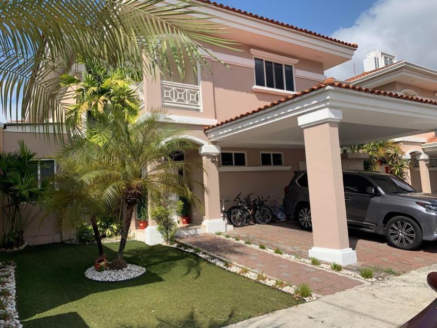 Venta de Casa de 303 m2 en PH Altos del Country, Altos de Panamá 22-7427GG