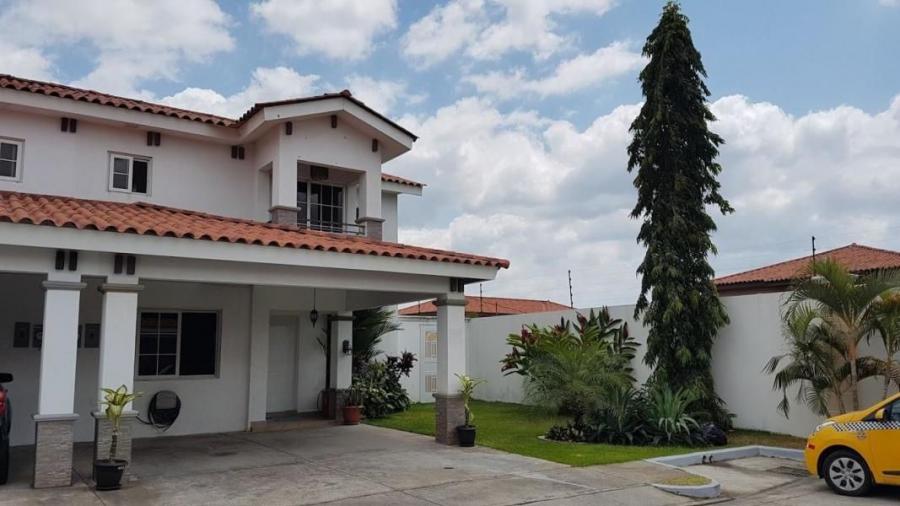 Venta de Casa de esquina de 194 m2 en Quintas de Versalles 22-2113GG