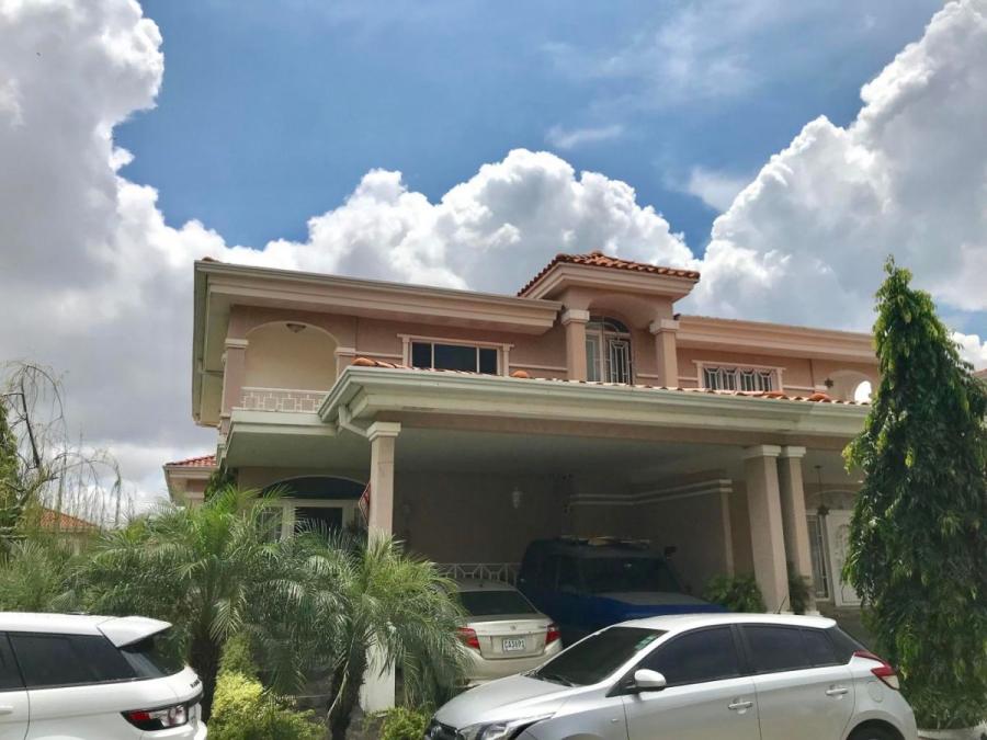 Venta de Casa Espaciosa en Altos del Country 2000, Altos de Panamá 19-11261