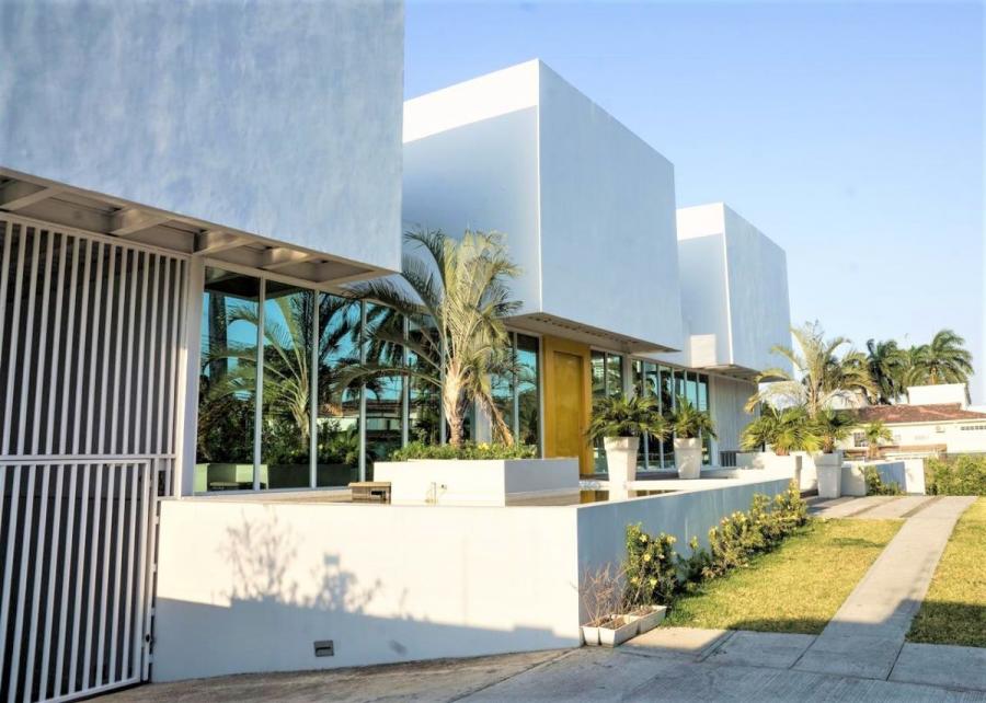 Venta de Casa Vanguardista en Altos del Golf 20-10384