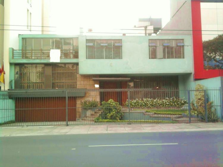 SE VENDE EN MIRAFLORES INMUEBLE COMO TERRENO 398m2             