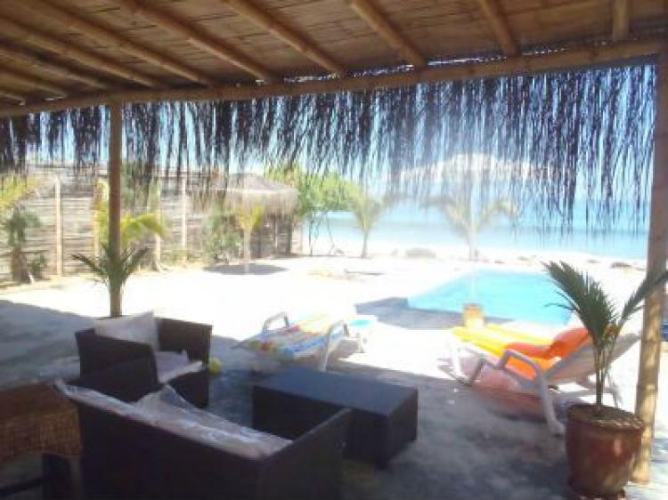 Bella casa con piscina.-Alquilo frente al mar de Tumbes