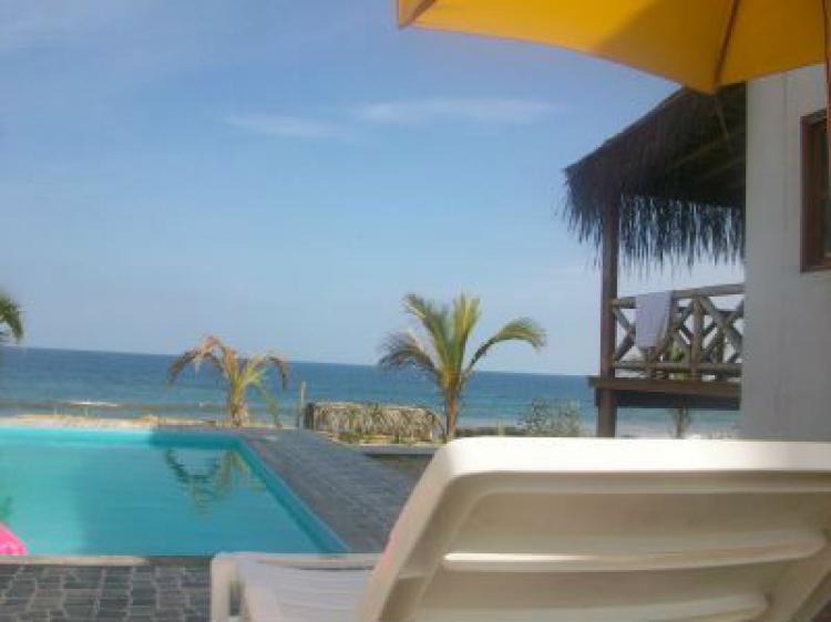 Bella casa con piscina.-Alquilo frente al mar de Tumbes