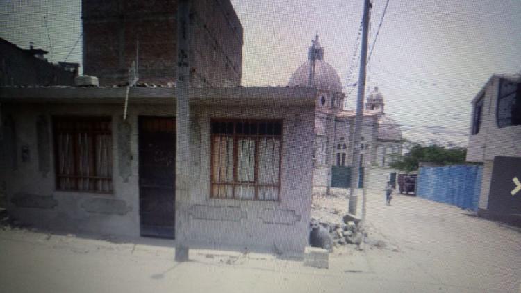 SE VENDE CASA EN ESQUINA- ESPALDAS DE LA CATEDRAL-NUEVO CHIMBOTE