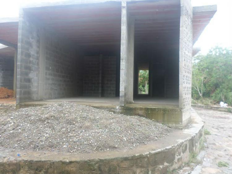 Vendo por motivo de viaje casa semi-construida