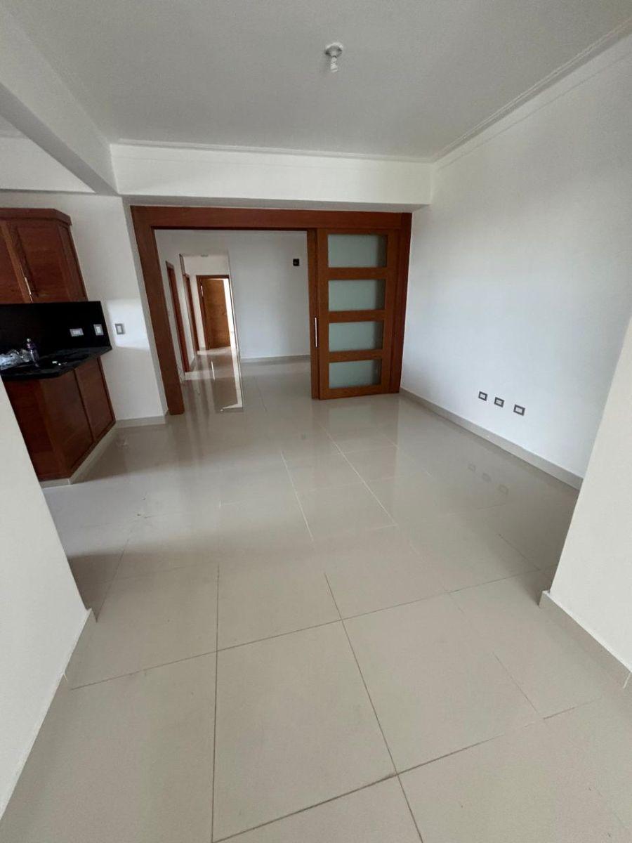 Alquiler Amplio Apartamento en Evaristo Morales Distrito Nacional de 3 Habitaciones con Baño