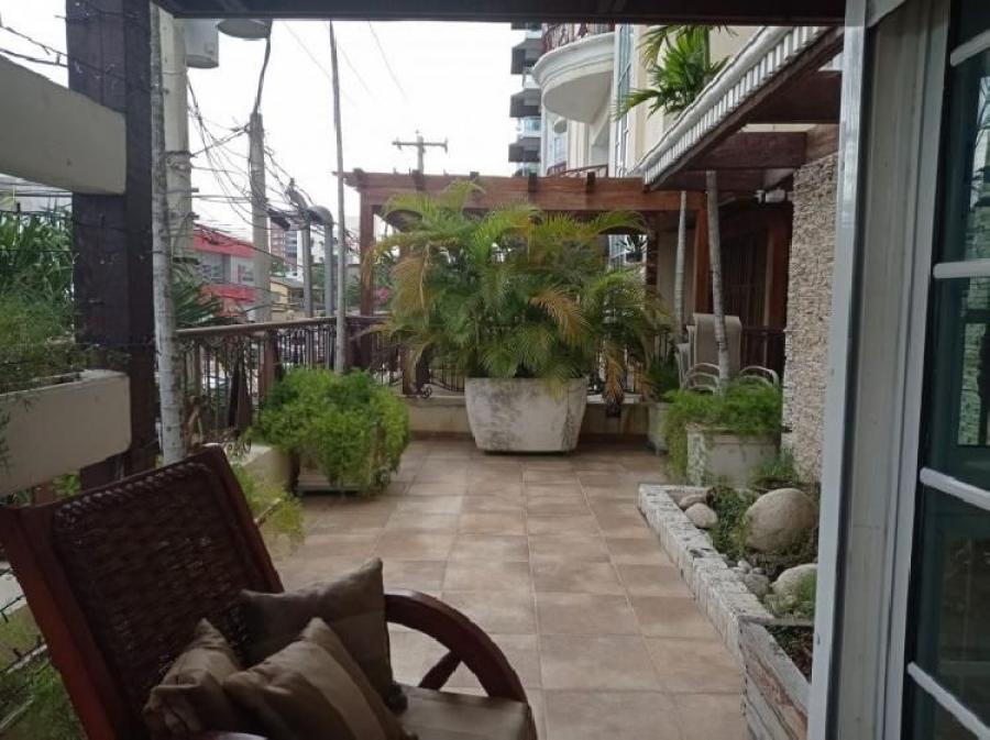 Apartamento grande  segundo nivel con terraza en Naco 