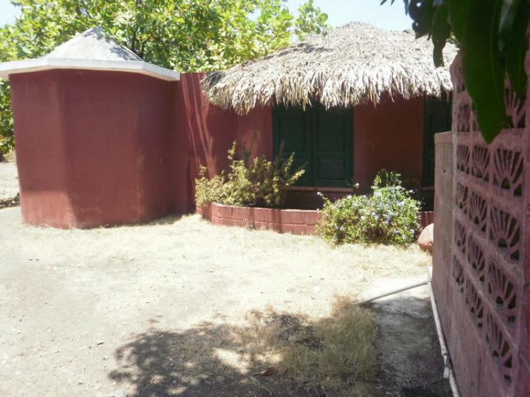 VENDO CASA CAMPO EN BANI  NEGOCIABLE!