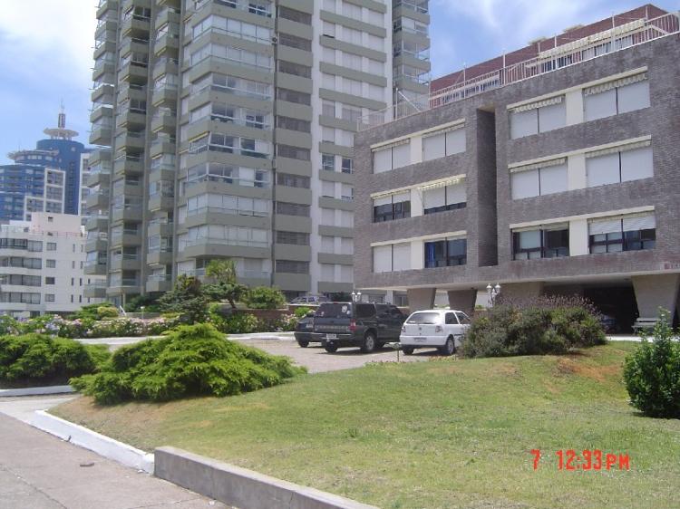 Punta del Este  monoambiente  dividido con 1 dorm 4 per sonas frente a la playa Mansa y Pda.2