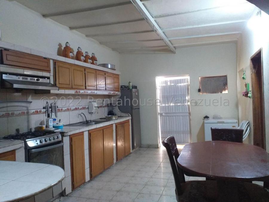 +58 414-6954944 MLS #24-13081 En Venta Casa Lista Para Habitar con Céntrica Ubicación. Totalmente ce