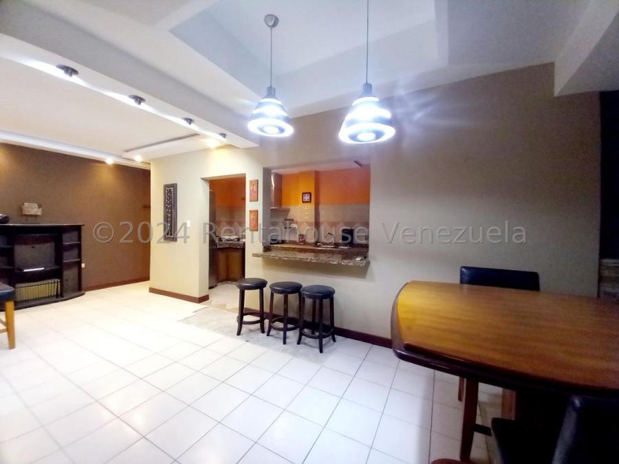 +58 414-6954944 MLS #24-25855 En Venta Apartamento  ubicado en Avenida cerca del Mercado Nuevo  Coro