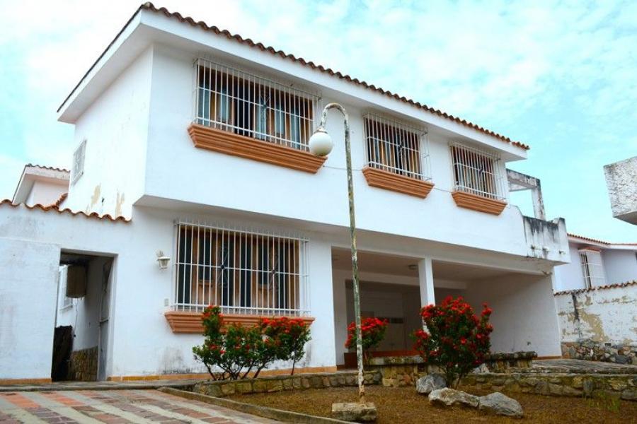 SE VENDE CASA EN LA VIÑA ALTA CALLE  PAEZ, VALENCIA. LUISA MEZONES VENDE.