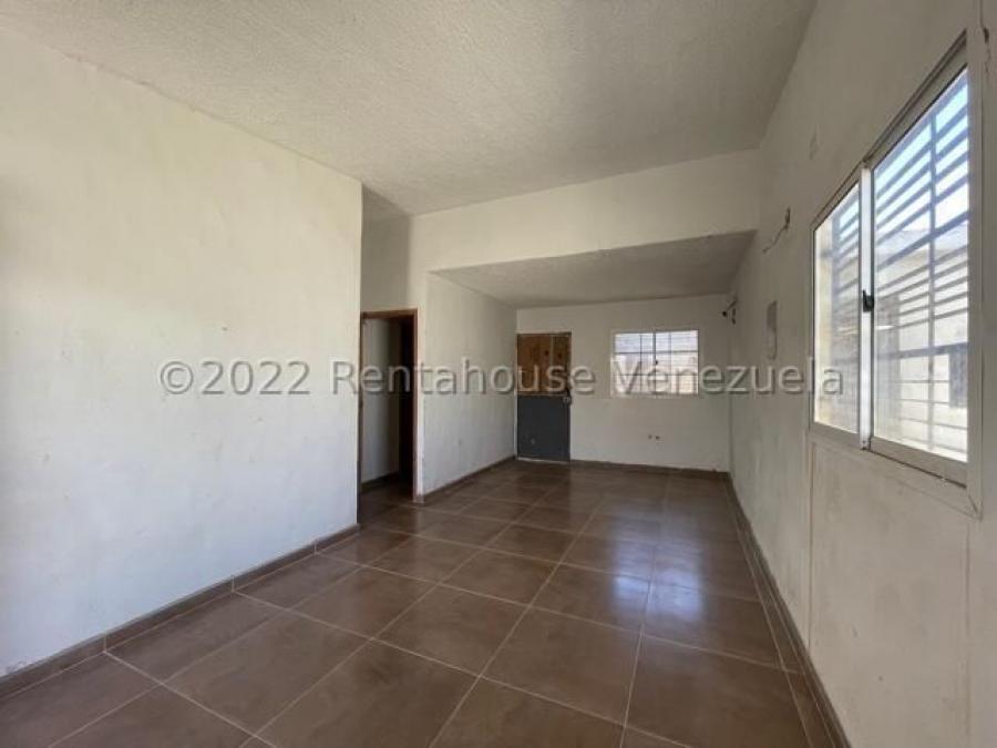 0424-6431517 En venta amplia casa en urbanismo cerrado 