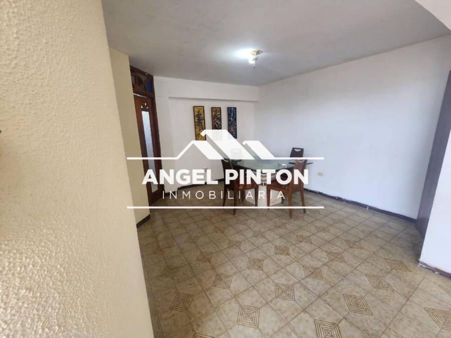 APARTAMENTO EN ALQUILER EN AV 8 SANTA RITA MARACAIBO API 6675