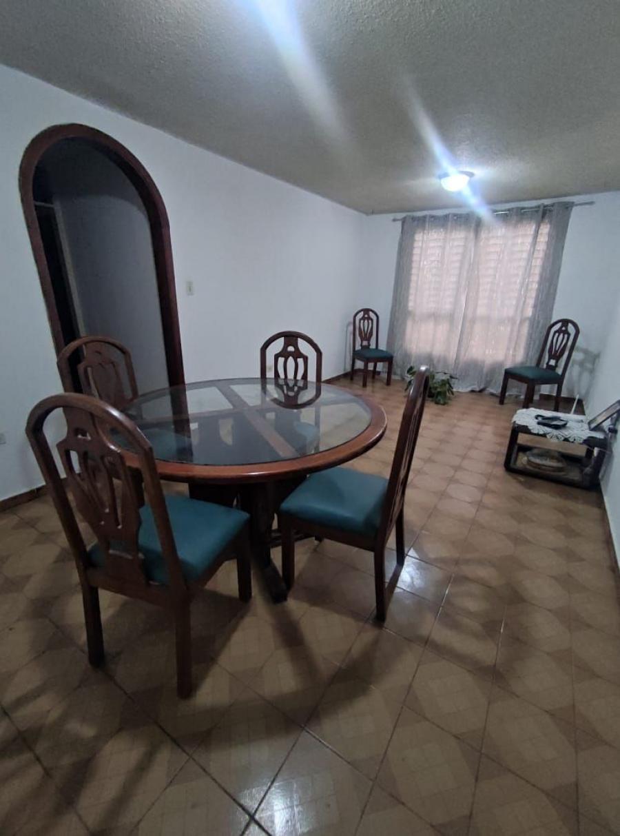 Apartamento en San Joaquín, urbanización La Pradera