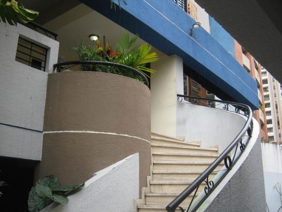 APARTAMENTO EN VENTA EL BOSQUE VALENCIA CARABOBO 21-4285 RAHV