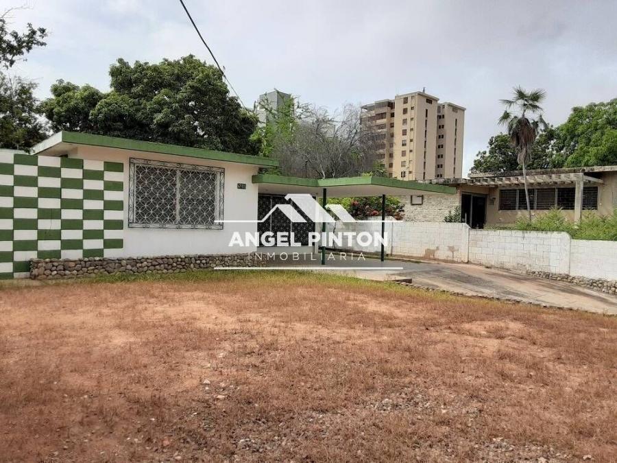 CASA COMERCIAL EN VENTA EN LA LAGO EN MARACAIBO API 1478