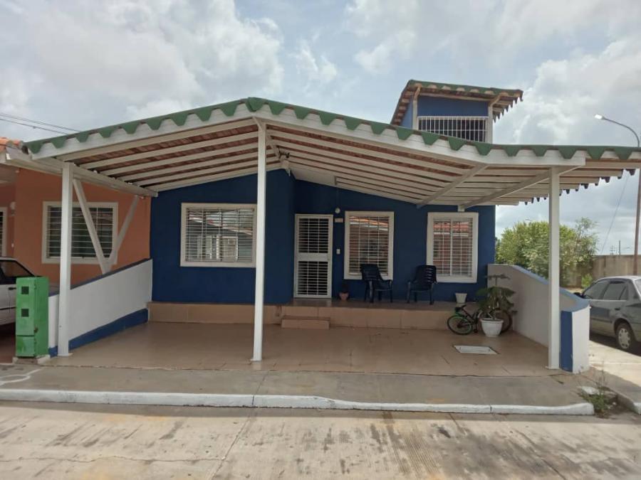 Casa  de dos niveles en venta **Urb. Privada  Hacienda Yucatan* zona norte de la ciudad.