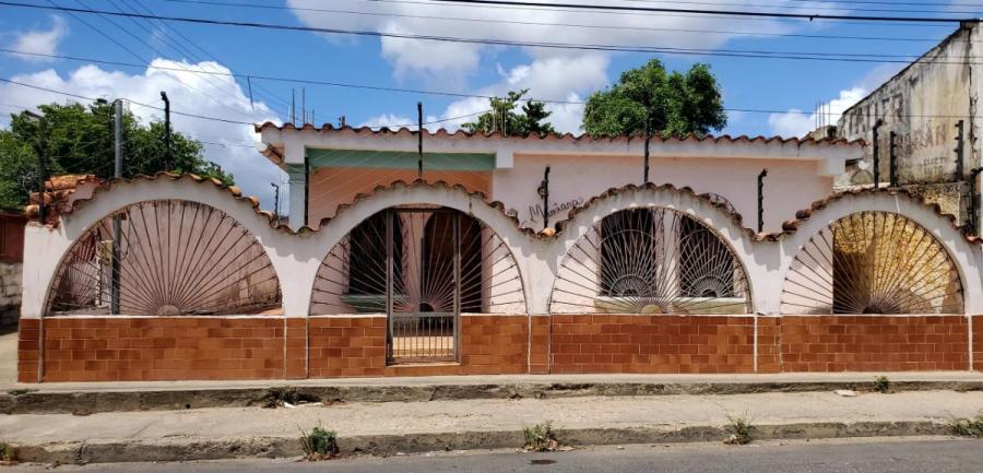 CASA EN VIA PRINCIPAL DE PEDREGALES, JUANGRIEGO