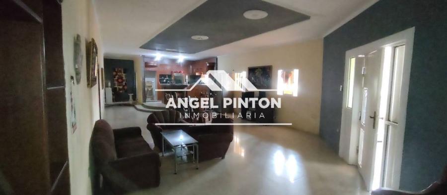 CASA EN VENTA ALTOS DEL SOL AMADO MARACAIBO API 7011 Se vende casa con locales comerciales en Maraca