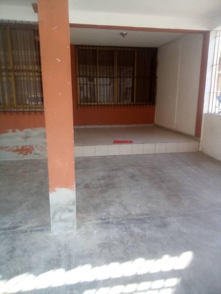 Casa en venta en Flor Amarillo, 120 m2, 2 hab, 2 ba?os, 2 tanque de agua, internet y platabanda.