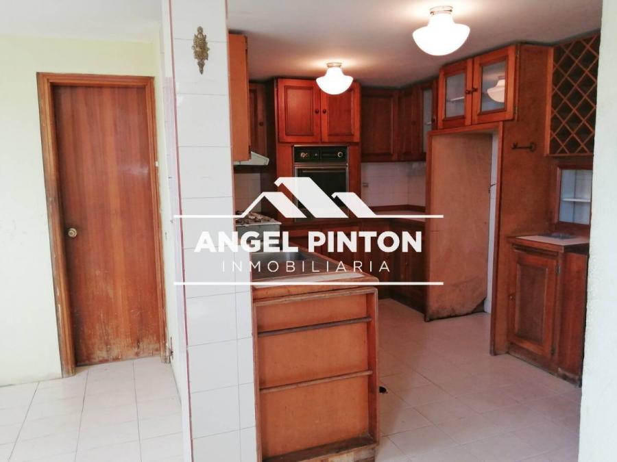 CASA EN VENTA EN URB CANAIMA MARACAIBO API 6639   Estupenda Casa estilo ApartoCasa en calle Publica,