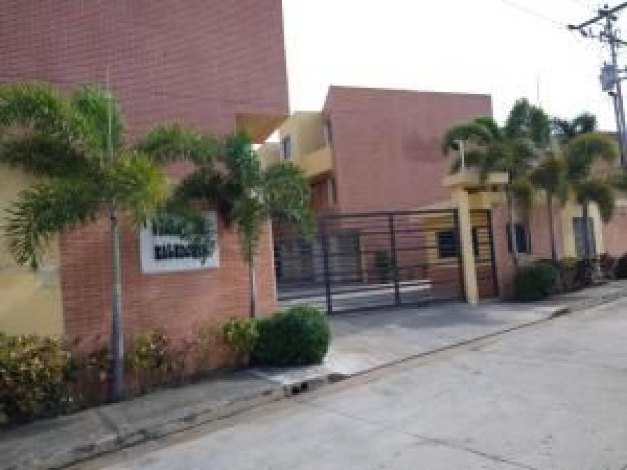 En Venta Towhouse MLS #21-148 Eloisa Mejia +584144336418