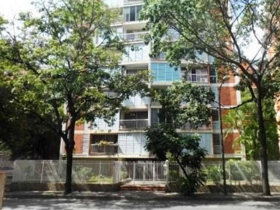 GM VENDE APARTAMENTO EN URB. CHUAO.