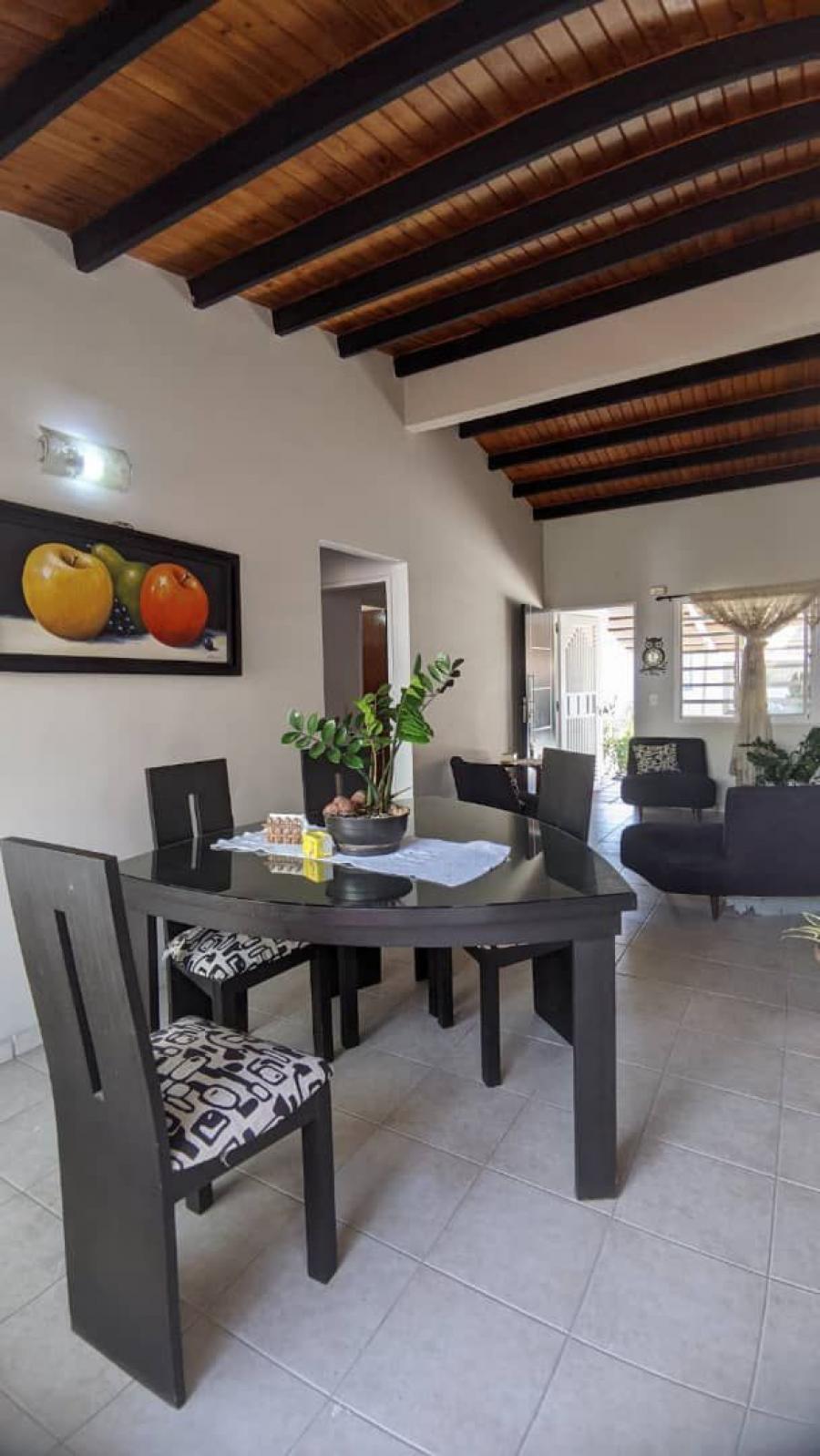 Hermosa casa moderna en venta en Urb Roca del Valle 