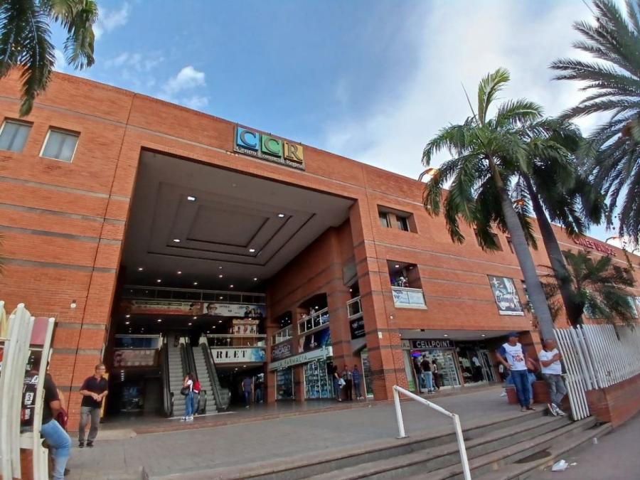 Inmueble Seguro vende Local Comercial en el Centro Comercial  Regina de Puerto la Cruz.