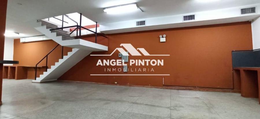 LOCAL COMERCIAL EN VENTA EN AV 8 SANTA RITA MARACAIBO API 2810