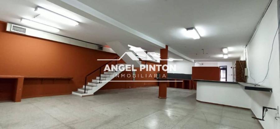 LOCAL COMERCIAL EN VENTA EN AV 8 SANTA RITA MARACAIBO API 2810